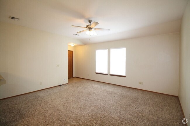 Building Photo - Great location in Yukon! 3 Bed Duplex Rental