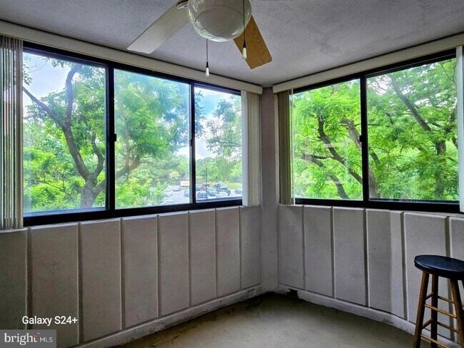 5901 Mt Eagle Dr Unidad 207