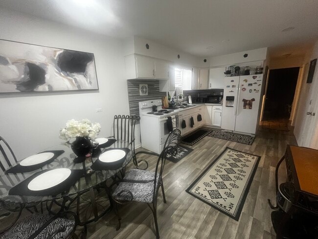 Photo - 13622 S School St