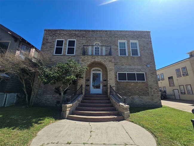 Building Photo - 725 Broadway Avenue J Unit 3