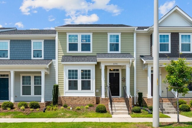 Stylish 4-Bedroom Townhome with Backyard O... - Stylish 4-Bedroom Townhome with Backyard O...