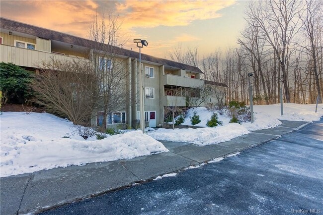 Building Photo - 10 Wild Oaks Rd Unit 210