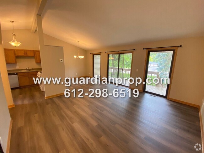 Building Photo - Updated Townhouse Available December 1st, ...