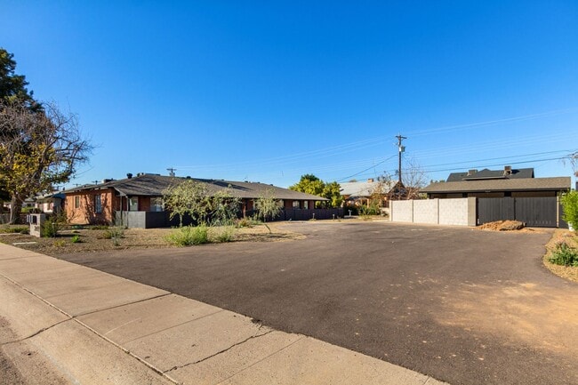 Building Photo - 2452 E Amelia Ave Unit 02