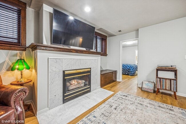 Photo - 659 W Buckingham Pl