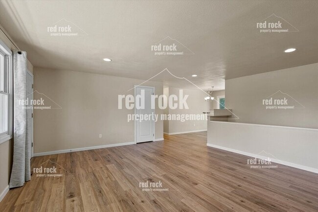 2211 E 49th Ave