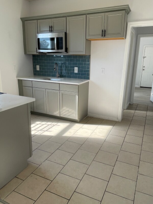 Photo - 587 Grove St