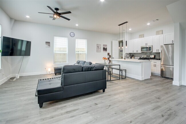 Photo - 9305 Tower St
