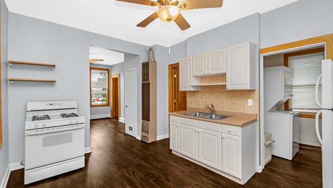 Kitchen - 1472 W Webster Ave Unit 2F