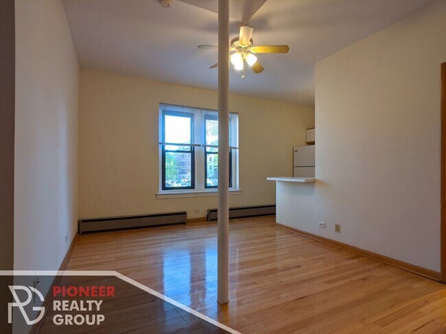 Building Photo - 635 W Barry Ave Unit 205