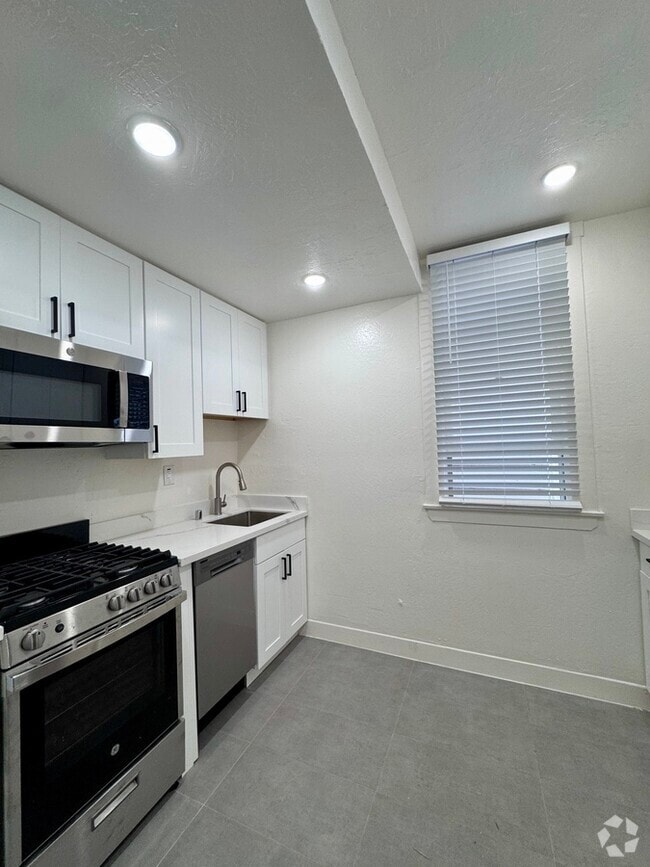Building Photo - 814 Bay St Rental