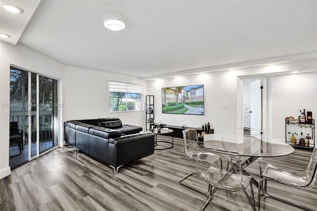 Photo - 9901 Westview Dr Unidad 327