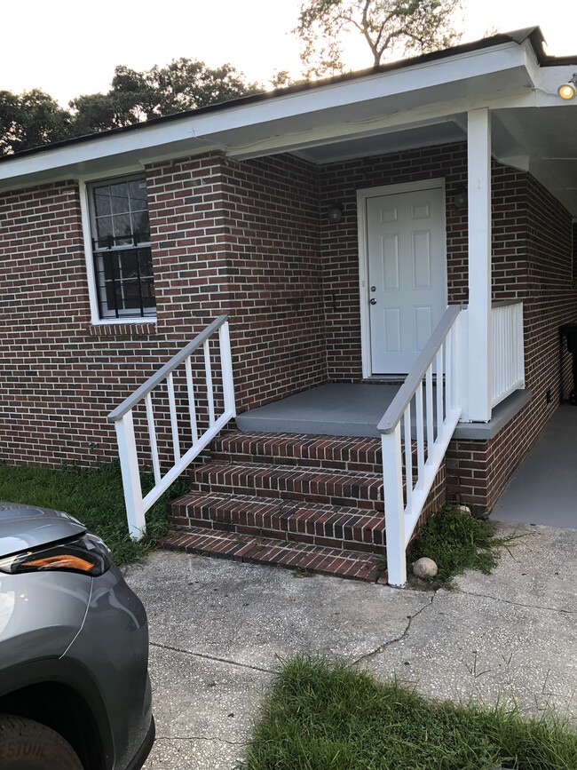 Front Porch - 1035 Main St House