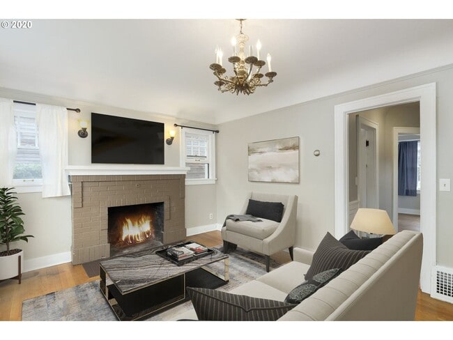 Building Photo - Spacious living in this renovated vintage ... Rental