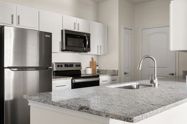 Building Photo - Lakeside Villas (Dallas) Rental