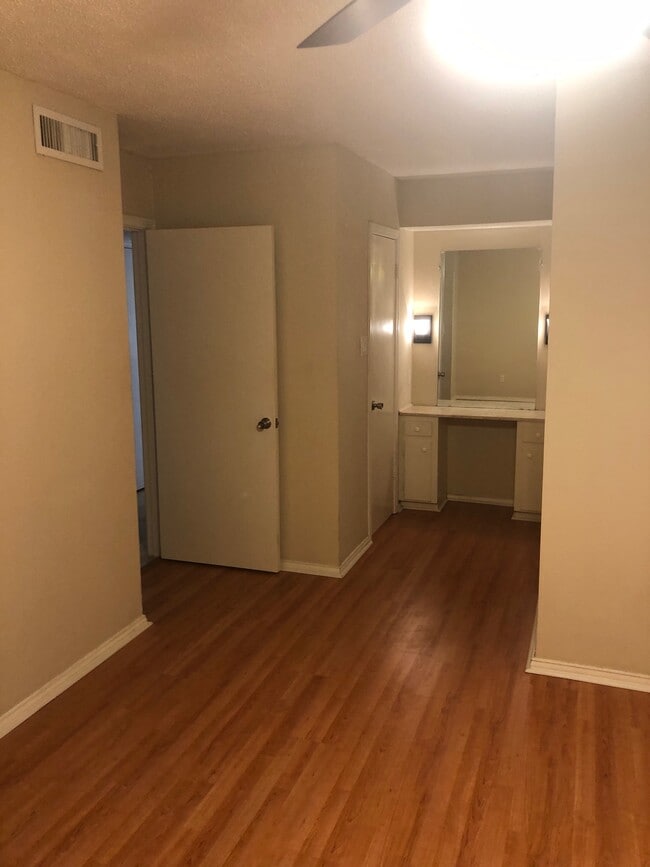 Photo - 6029 Sandhurst Ln Unit D