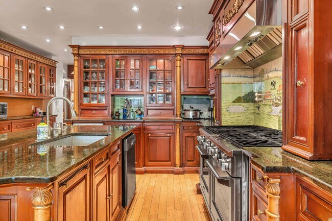 Photo - 313 W 71st St