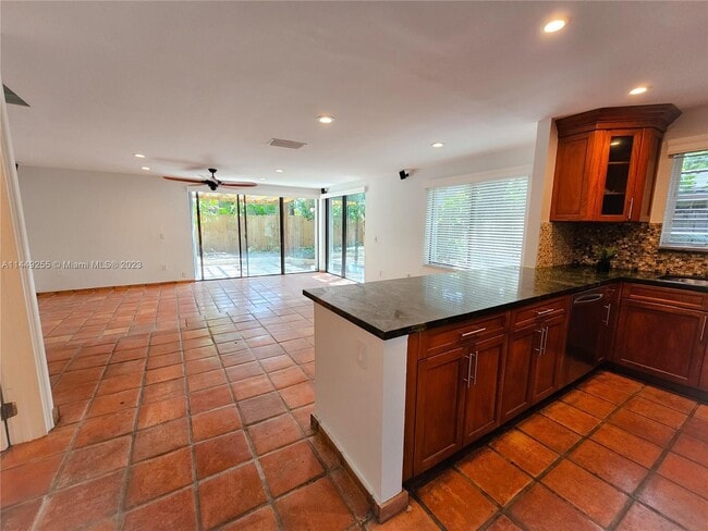 Photo - 2989 Bridgeport Ave