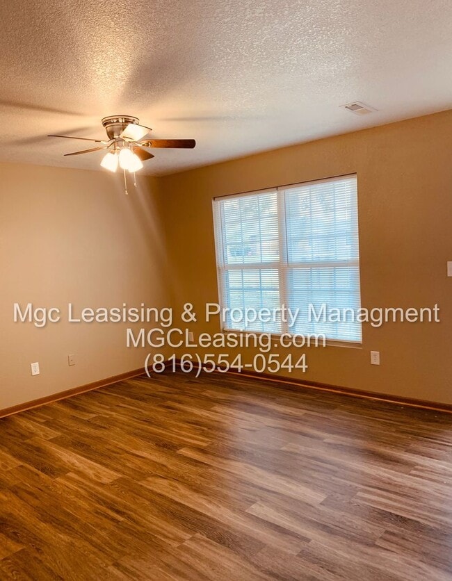 Photo - 204-206 NW Parker Dr