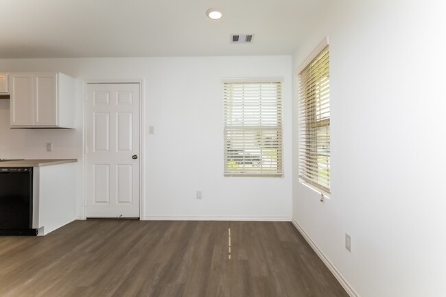 Photo - 919 Silver Birch Br