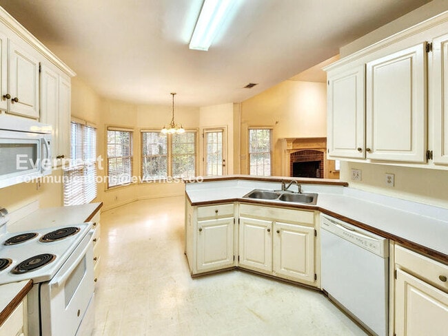 Photo - 1660 Cheshire Ct NW