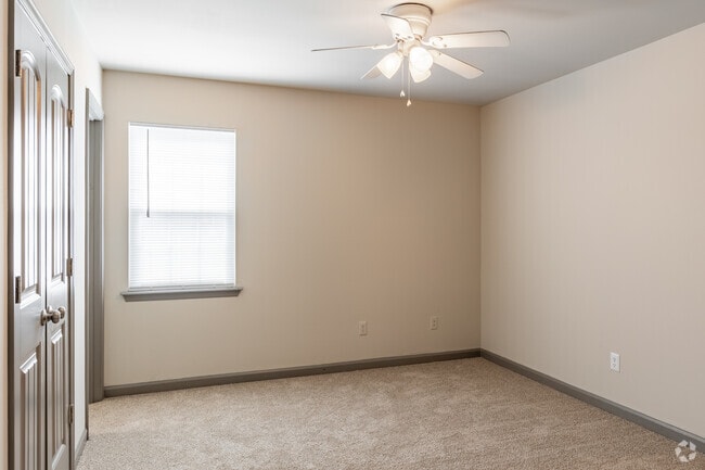 2BR, 2BA - 950SF