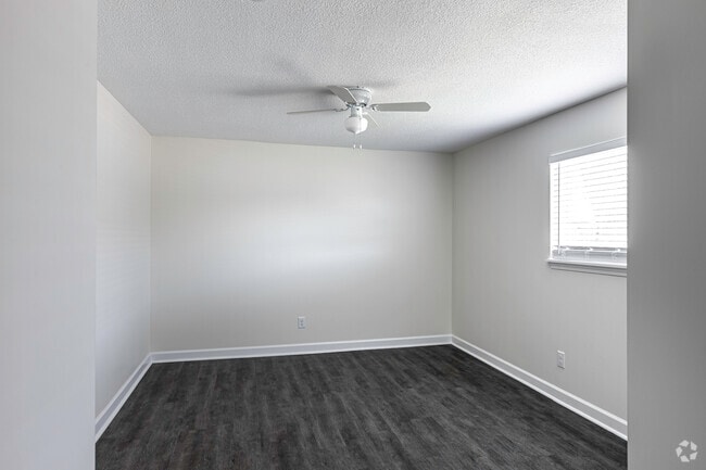 1BR, 1BA - 650SF - Daisy Walnut Apartments