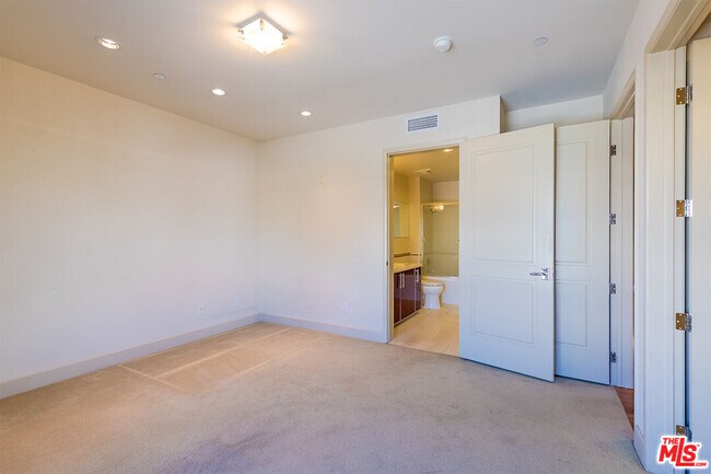 Photo - 848 Irolo St Unit 308
