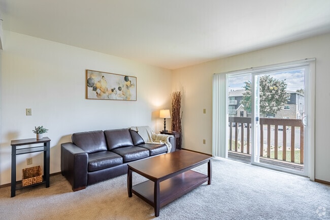 3BR, 2BA - 975SF - Living Room