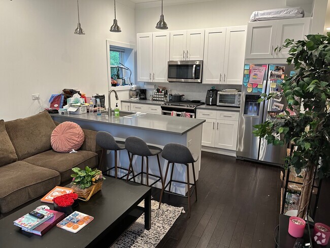 Building Photo - 161 W Schiller St Unit 2 Rental