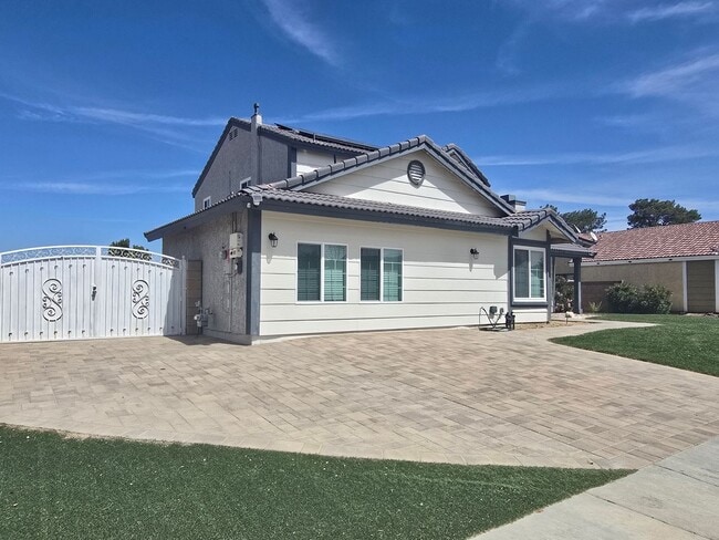 Photo - Room for Rent – 1621 W Newgrove St, Lancaster, CA 93534