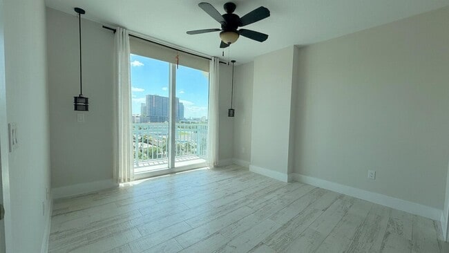 Building Photo - 403 S Sapodilla Ave Unit 502
