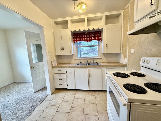 Photo - 709 11th Ave NW