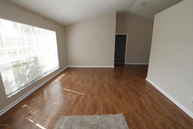 Photo - 737 Kempten St NW