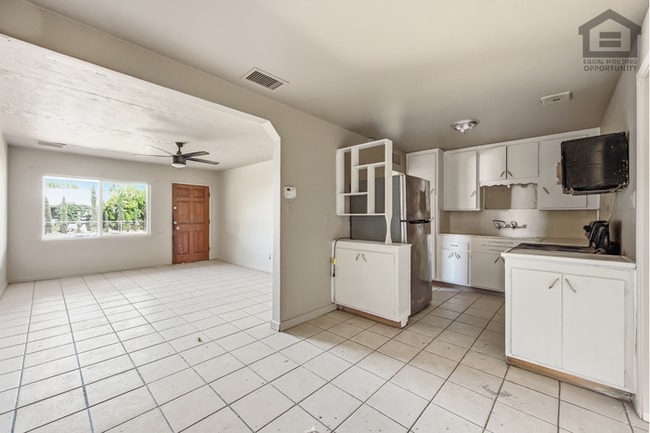 Building Photo - 4Bed/2Bath House at Glendale Ave/19th Ave! Ready for Immediate Move-In! – RV GATE! NO HOA!