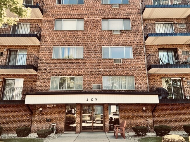 Building Photo - 205 W Miner St Unit 300