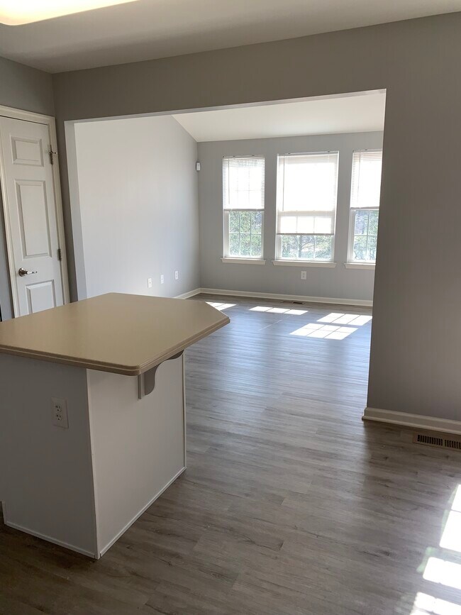 Photo - 1082 Sparrow Way