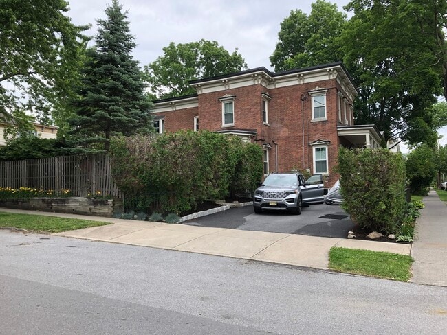 Photo - 147 Woodlawn Ave Unit 2