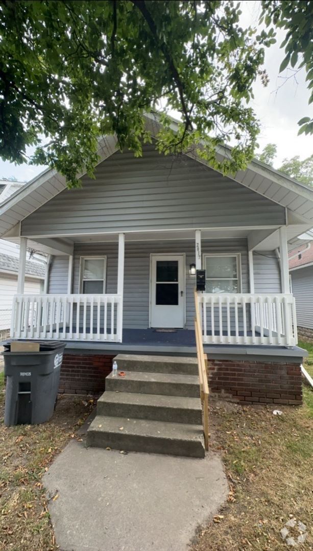 Building Photo - 2 Bedroom House