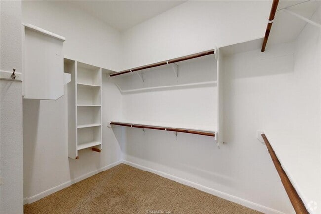 Building Photo - 3 Bedrom 2 bath with a 2 car garage Rental