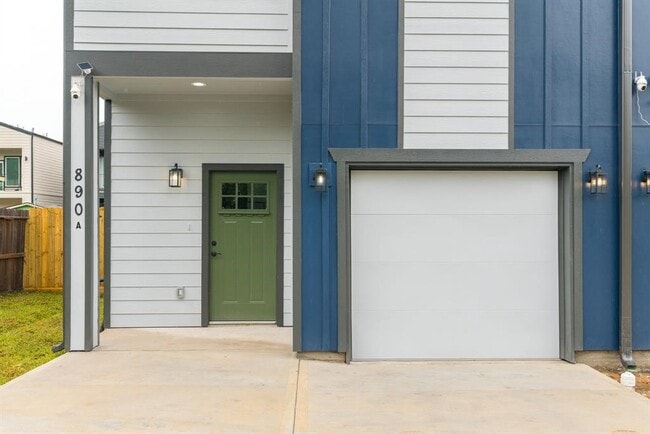 Photo - 890 Lucky St