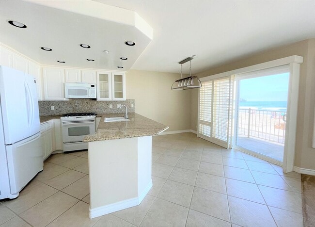 Building Photo - BEACH FRONT CONDO - Panoramic Ocean Views!
