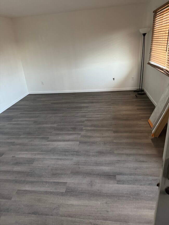 Living room - 1502 E 14th St Unit 1508