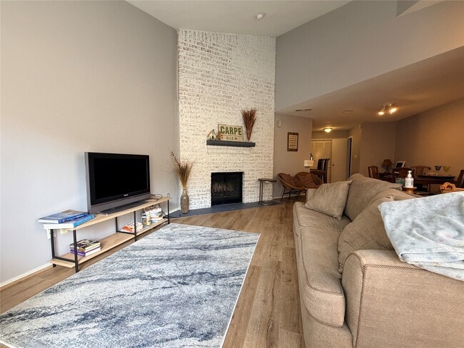 Photo - 726 Country Pl Dr