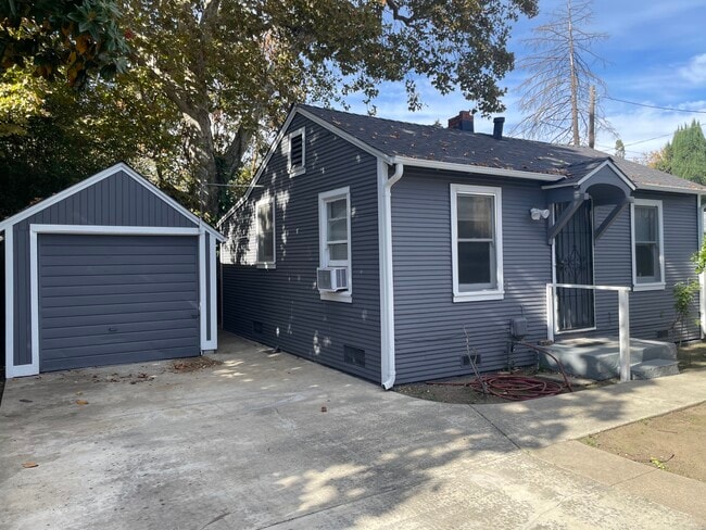 Photo - 721 N Church St