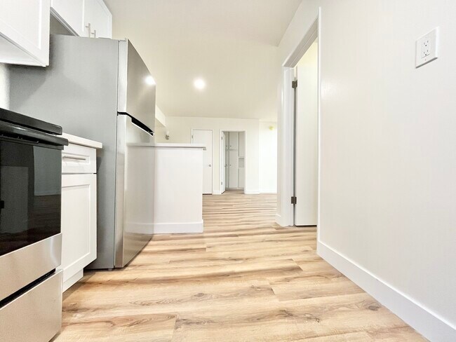 1784 N. Sycamore Ave. Los Angeles, CA 90028 - 1784 N. Sycamore Ave. Los Angeles, CA 90028 Unit 207