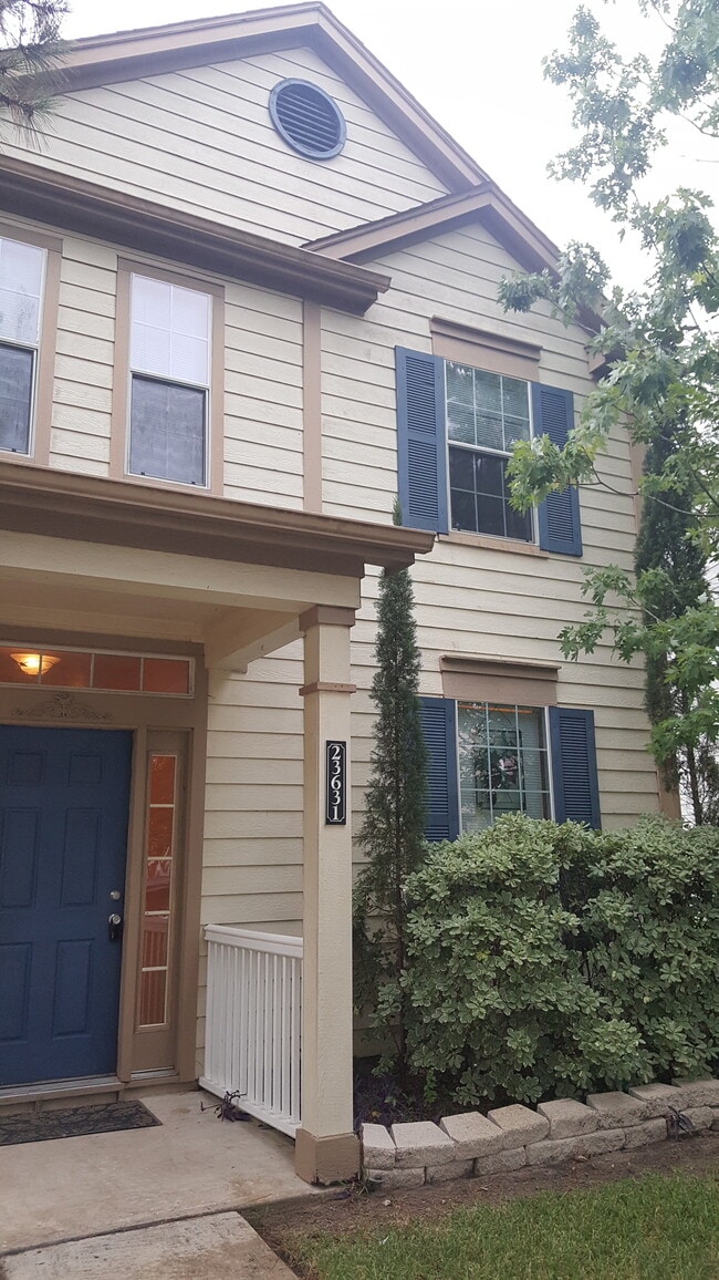 WELL MAINTAINED TOWNHOME IN QUIET NEIGHBORHOOD. Dynamite rental with carpeting only on stairs in this 3 beds, 2.5 bath townhome. Convenient location * Easy location near 59 , the Beltway 8, the Hardy Toll Road, HW99, IAH Georg Bush International Airport, - 23631 Twisting Falls Drive