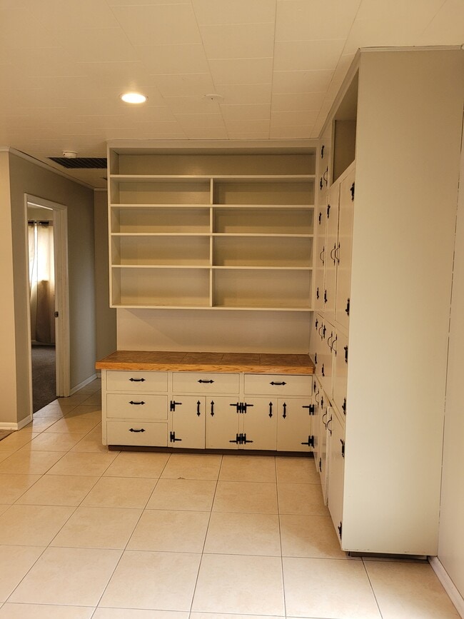 GABINETES DE ALMACENAMIENTO FUERA DE LA SALA DE ESTAR TRASERA - 5955 SW 179th Ave