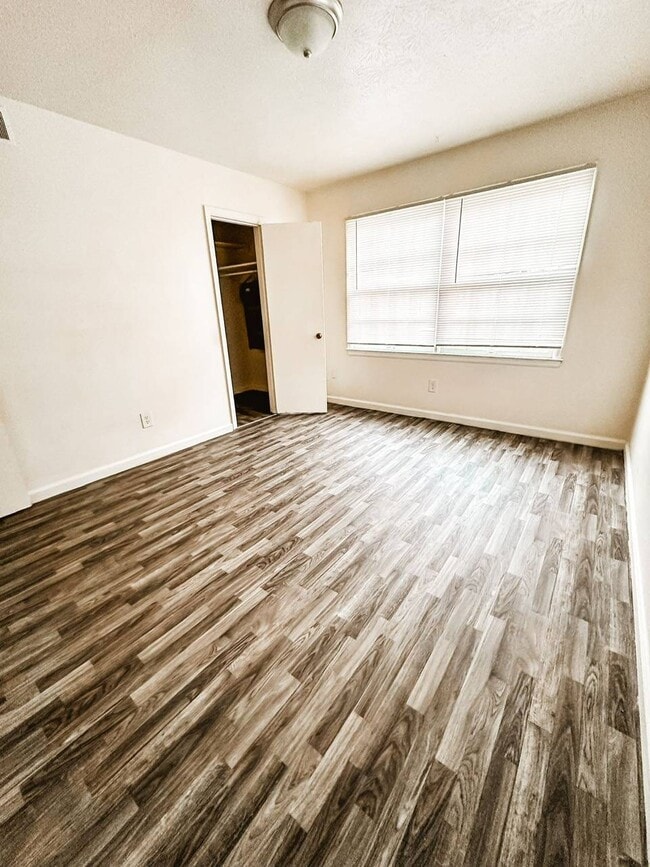 Photo - 901 Leawood Dr