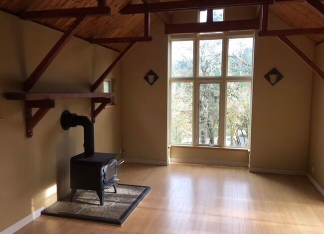 Building Photo - 4 BD/3.5 Bath home available 05/10/2026 in the South Hills